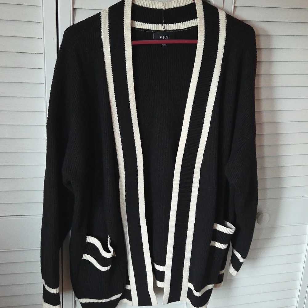 VICI Cream And Black Sweater With Pockets On Each Side. - Picture 1 of 6